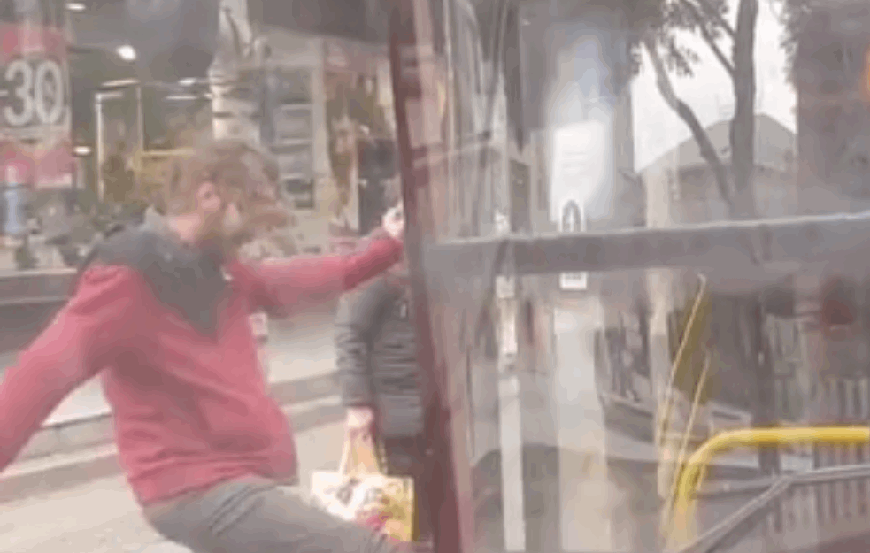 GDE JE POLICIJA KAD VAM TREBA: Vandal pokušao nogom da razvali vrata autobusa u centru Beograda (VIDEO)